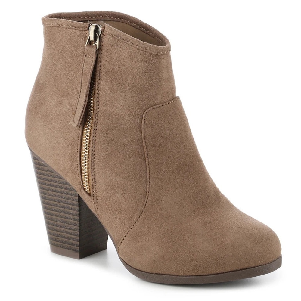 Women's Regular Width Link ankle Bootie Taupe 10